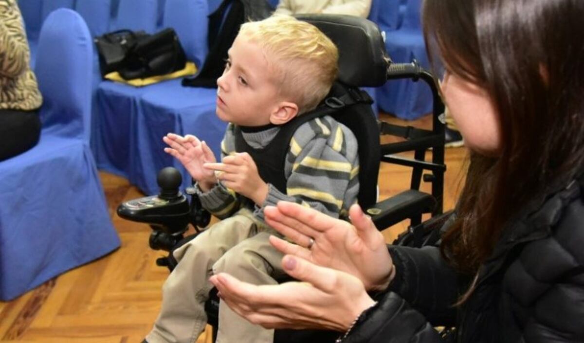 Benito necesita de todos para conseguir una silla que mejore su calidad de vida