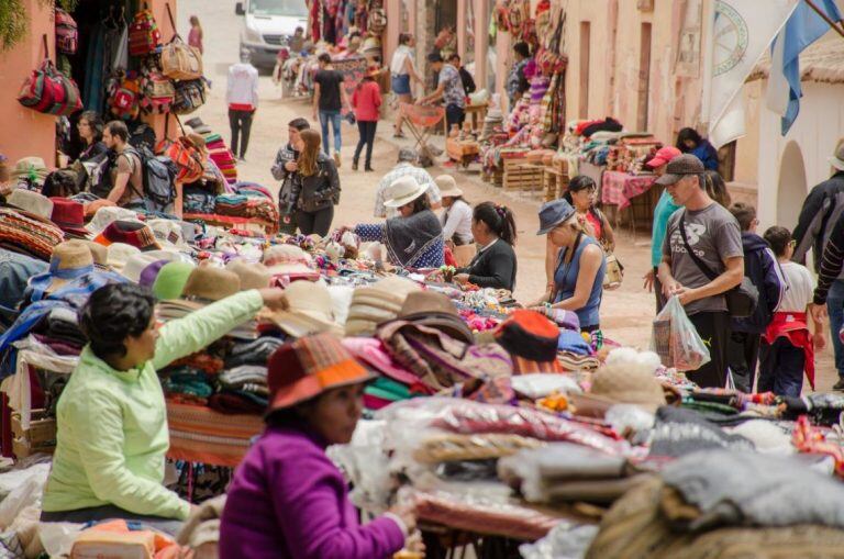 Los puestos de venta de recuerdos ubicados alrededor de la plaza principal de Purmamarca son un clásico en el programa de los turistas.