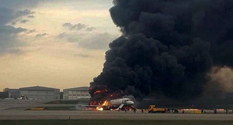 Incendio en un avión que aterrizó en Rusia.