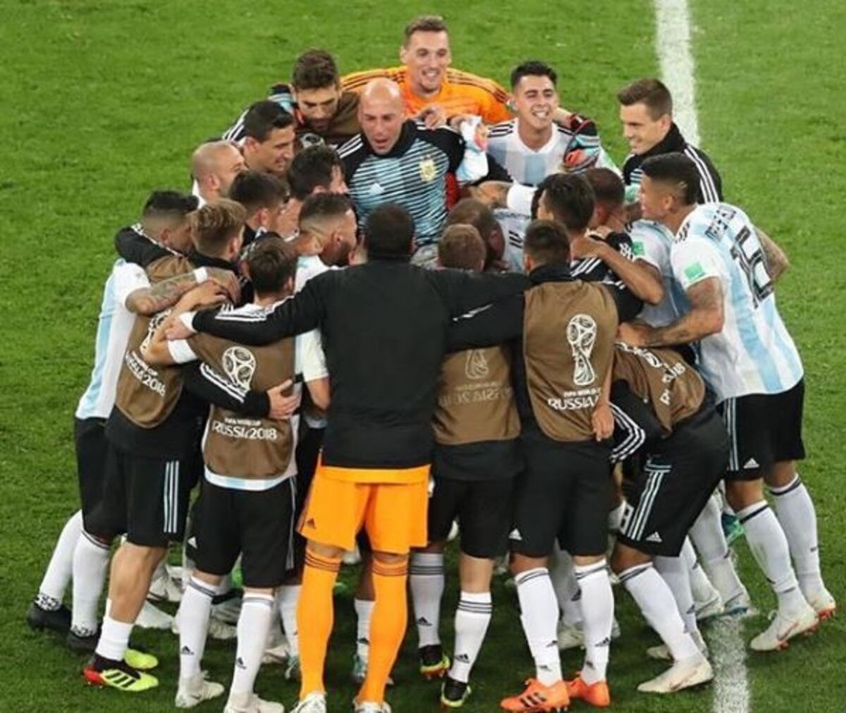 Unidos somos más: el festejo de los jugadores argentinos tras el pase a octavos