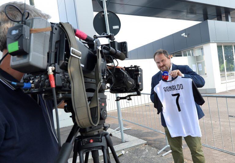 Un reportero sostiene la camiseta de Juventus con el apellido de la flamante incorporación (Foto: Massimo Pinca/REUTERS)