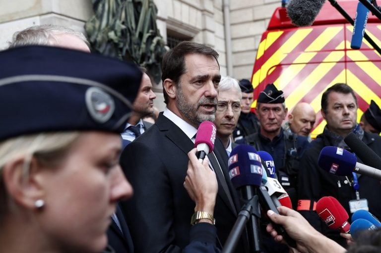 El ministro del Interior francés, Christophe Castaner, flanqueado por el fiscal de París, el magistrado Remy Heitz, ofrece una conferencia de prensa frente a la sede de la policía después de que un atacante mató a cuatro personas con un cuchillo. Crédito: EFE / EPA / IAN LANGSDON.