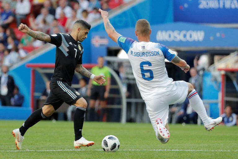 MUN07-126. MOSCÚ (RUSIA), 16/06/2018.- El centrocampista argentino Ever Banega (i) controla el balón ante el defensa islandés Ragnar Sigurdsson, durante el partido Argentina-Islandia, del Grupo D del Mundial de Fútbol de Rusia 2018, en el Estadio del Spartak de Moscú, Rusia, hoy 16 de junio de 2018 (RUSSIA SOCCER FIFA WORLD CUP, Argentina, Iceland, Moscow). EFE/Lavandeira jr [ATENCIÓN EDITORES: Sólo Uso editorial. Prohibido su uso en referencia con entidad comercial alguna. Prohibido su uso en alertas, descargas o mensajería multimedia en móviles. Las imágenes deberán aparecer como fotografías congeladas y no podrán emular la acción del juego mediante secuencias o fotomontajes. Ninguna imagen publicada podrá ser alterada, mediante texto o imagen superpuesta, en el caso de que (a) intencionalmente oculte o elimine el logotipo de un patrocinador o (b) añada y/o cubra la identificación comercial de terceras partes que no esté oficialmente asociada con la Copa Mundial de la FIFA.]