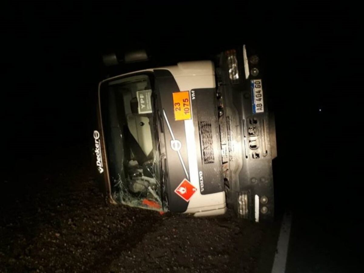 Un camionero ebrio volcó cuando iba hacia el destacamento de Los Molles