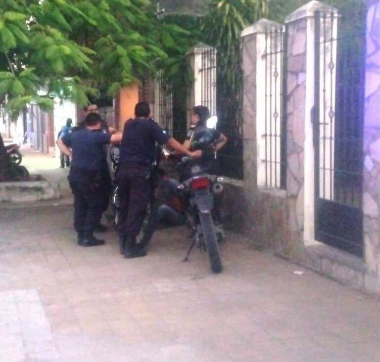 "Es mi prima", dijo el ladrón cuando lo atraparon por robar a una joven.