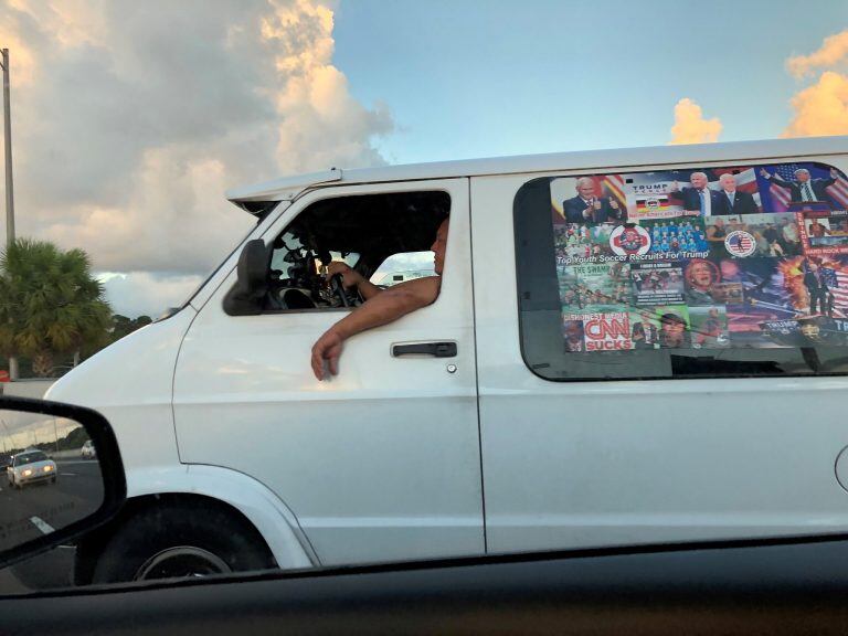 La camioneta en la que se movía Sayoc tenía todas las ventanillas tapadas con stickers de Donald Trump. Foto: REUTERS.