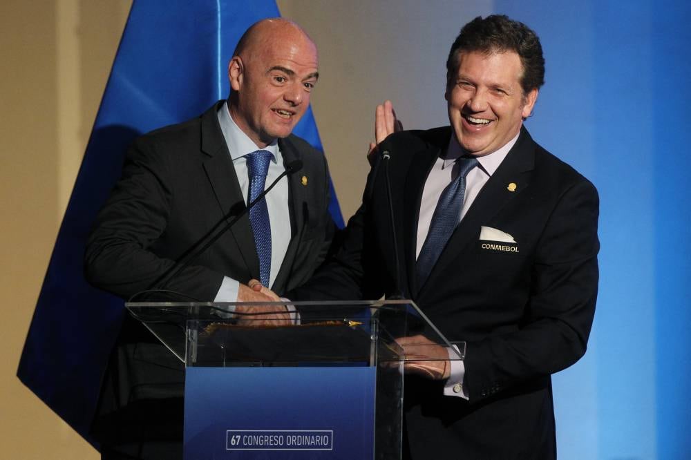  El paraguayo Domínguez, presidente de la Conmebol y el suizo Infantino, presidente de la FIFA.