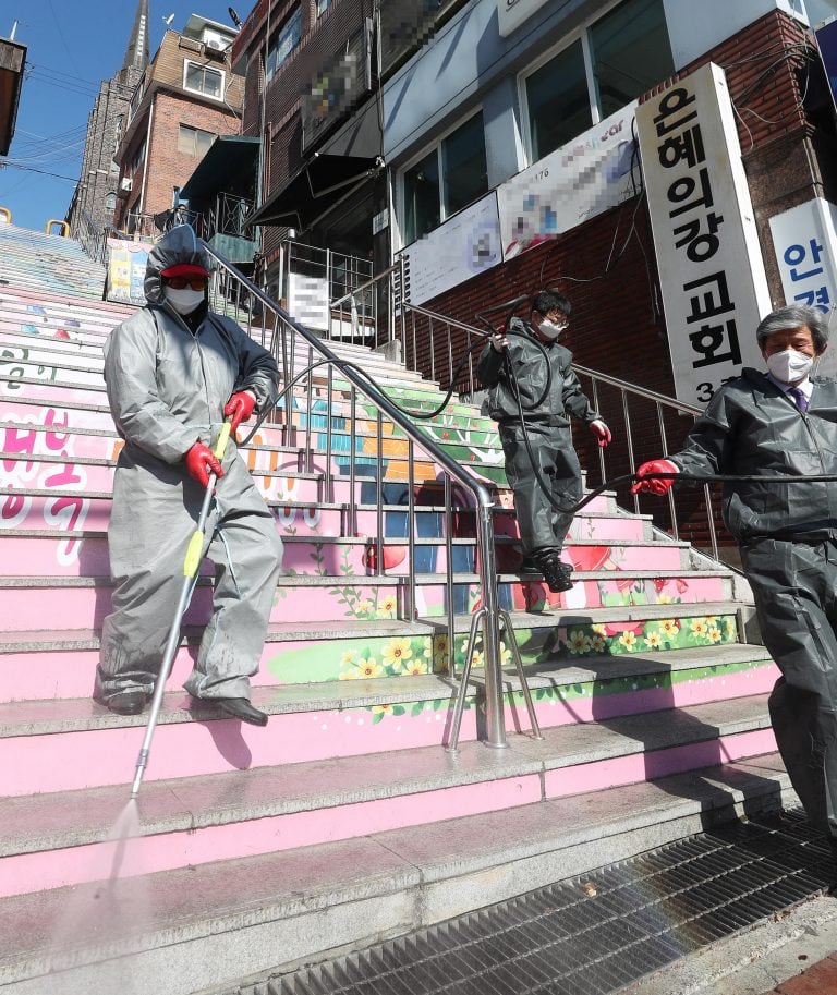 Desinfección en las áreas comunes  EFE/EPA/YONHAP SOUTH KOREA OUT