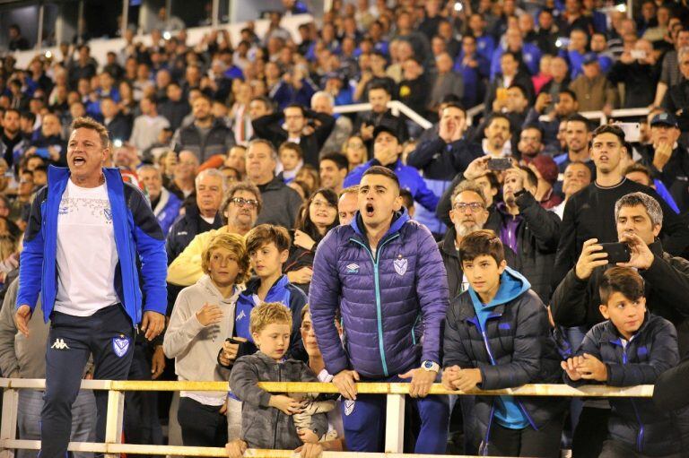 Hinchas de Vélez hostigan e insultan a Mauro Zárate, de Boca, en su vuelta al José Amalfitani tras dejar abruptamente el club de Liniers. (Maxi Failla)