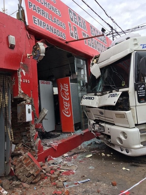 La impactante colisión se produjo poco después del mediodía en la esquina de España y Pellegrini.