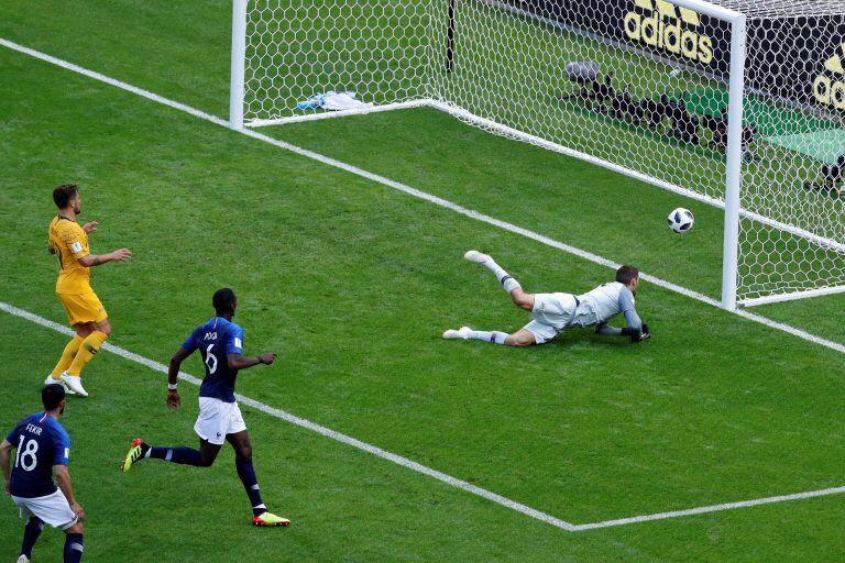 El arquero australiano Mathew Ryan intenta sacar la pelota de su arco tras el potente disparo de Paul Pogba, pero nada pudo hacer y fue gol de Francia.. (AP Photo/Hassan Ammar)