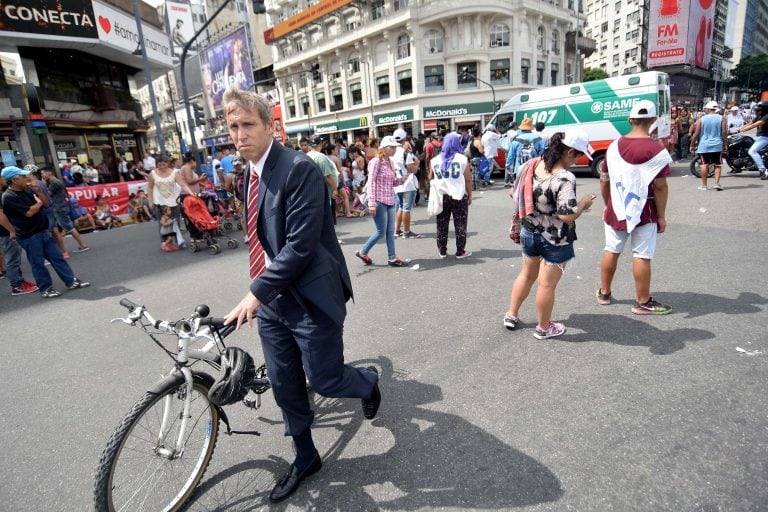 DYN16, BUENOS AIRES 23/02/2017, LA CORRIENTE CLASISTA Y COMBATIVA (CCC)  CORTA EN AV 9 DE JULIO Y CORRIENTES  EN RECLAMO DE LA REGLAMENTACION DE LA LEY DE EMERGENCIA SOCIAL. FOTO:DYN/LUCIANO THIEBERGER.