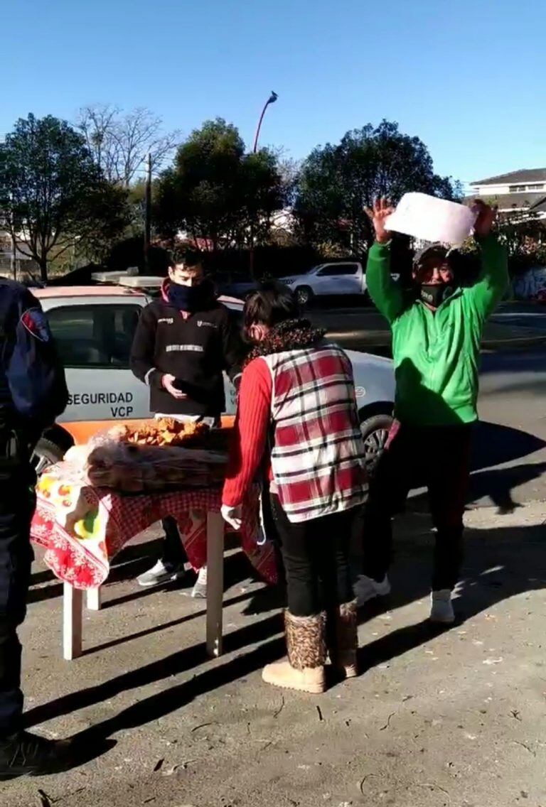 El hombre mostró a los transeúntes el acta en donde dice que faltaban de anotar mercadería. (Foto: captura de pantalla video).