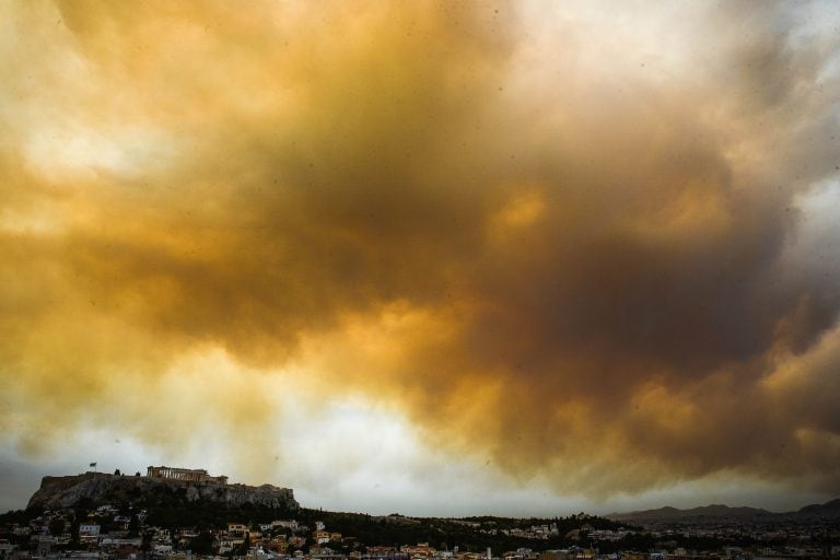 Las fuertes sequías y los fuertes vientos favorecieron la propagación de las llamas. (Web)