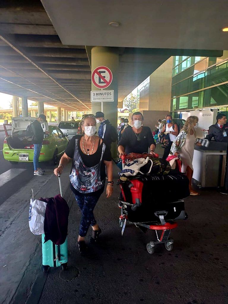 Un matrimonio carlospacense, uno de los primeros repatriados tras el inicio del aislamiento. (Foto: archivo / gentileza M. Paladino).