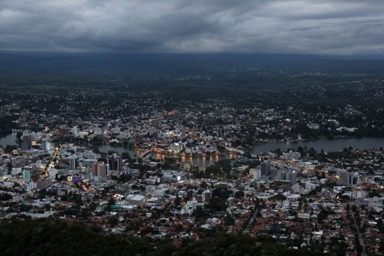 El Cerro de La Cruz en un atardecer nublado.