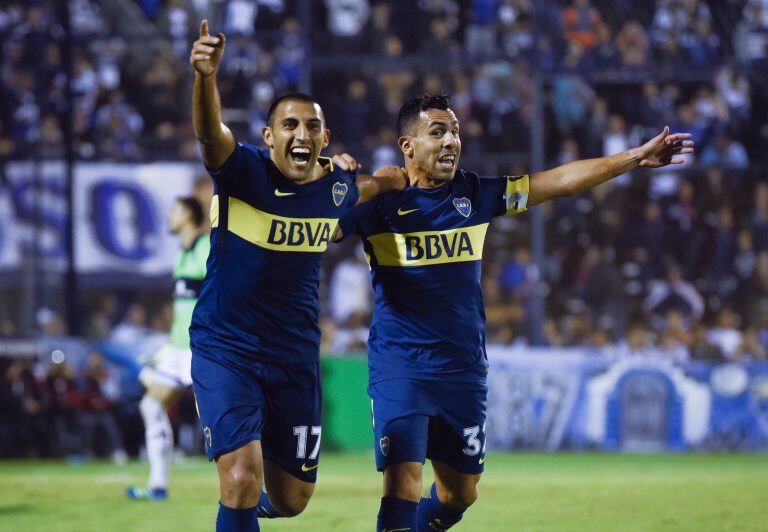 "Wanchope" y "Carlitos" festejan en La Plata. (AP Photo/Gustavo Garello)