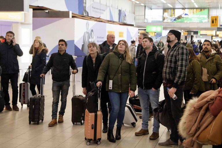 Una imagen repetida en los aeropuertos de la región afectada. (AFP)