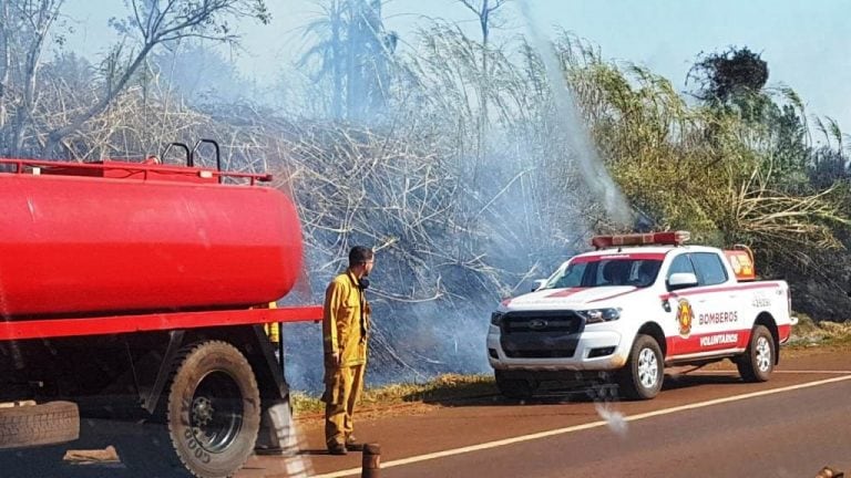 No hay equipos ni agua que alcancen, pese a su provisión abundante, para sofocar los focos de incendio en el sur de Misiones.