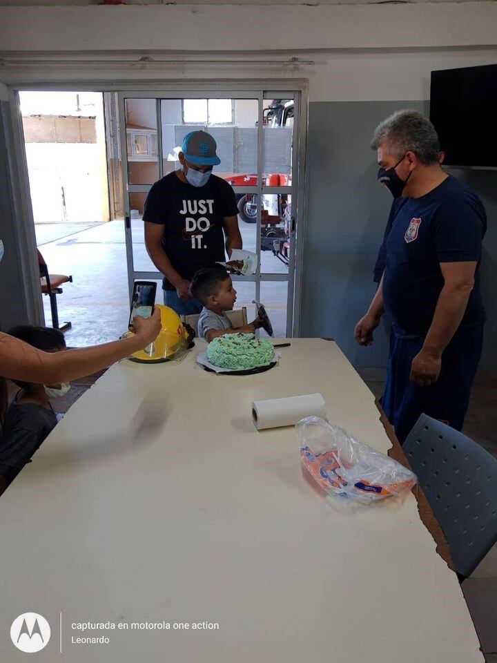 Un niño pidió festejar su cumpleaños en un cuartel de bomberos luego de que le salvaran la vida