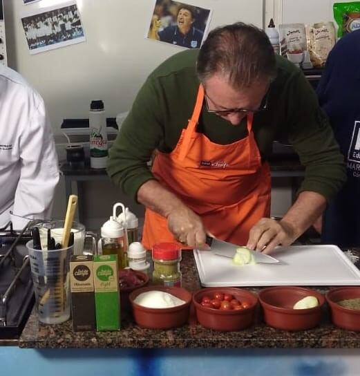 Ruben Magnano como cocinero, en Centro a la Olla.