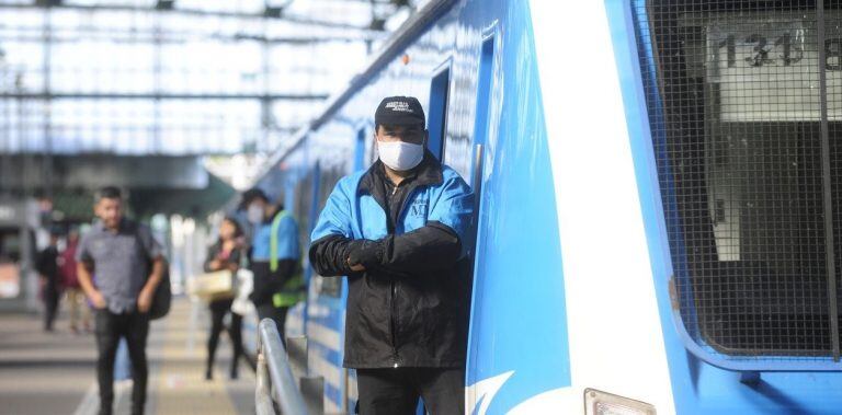 Control en los trenes. (foto: Luciano Thieberger)