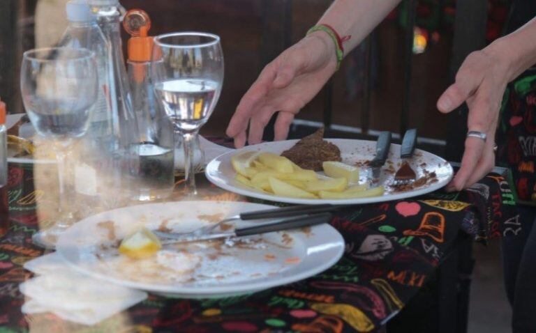 Mauricio Macri no almorzó la totalidad del menú, enfrente, el plato de Alfredo Cornejo: no dejó nada.