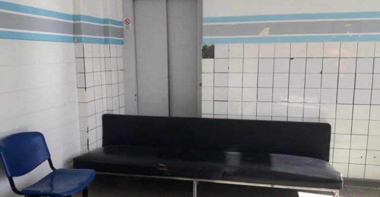 Mientras se realizan las maniobras adecuadas, se colocó un sillón frente al ascenso.