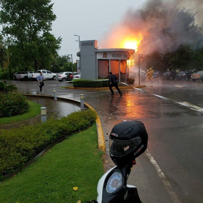 Incendio del auto de Vicente "Chente" Cipolatti (Eco de Sunchales)