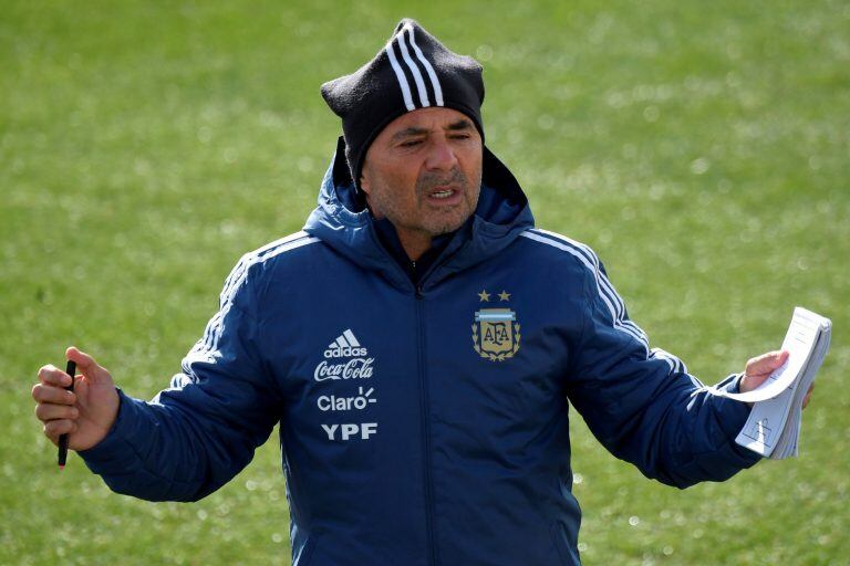 El DT Jorge Sampaoli dirigiendo un entrenamiento. (Foto: AFP PHOTO / GABRIEL BOUYS)