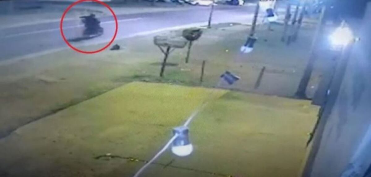 Se cruzó de carril, atropelló a un motociclista y huyó