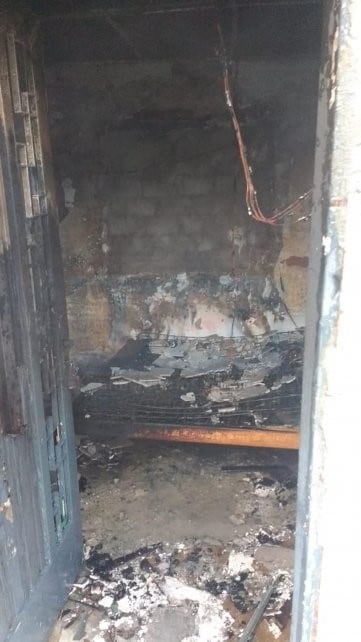 Cuando la mujer se escapó volvió para incendiarle la casa.