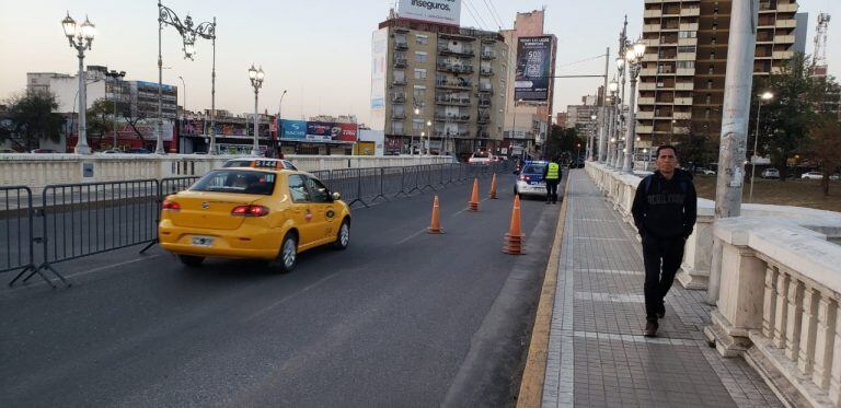 Fuerte custodia policial en las calles de Córdoba por la protesta de taxis y remises.