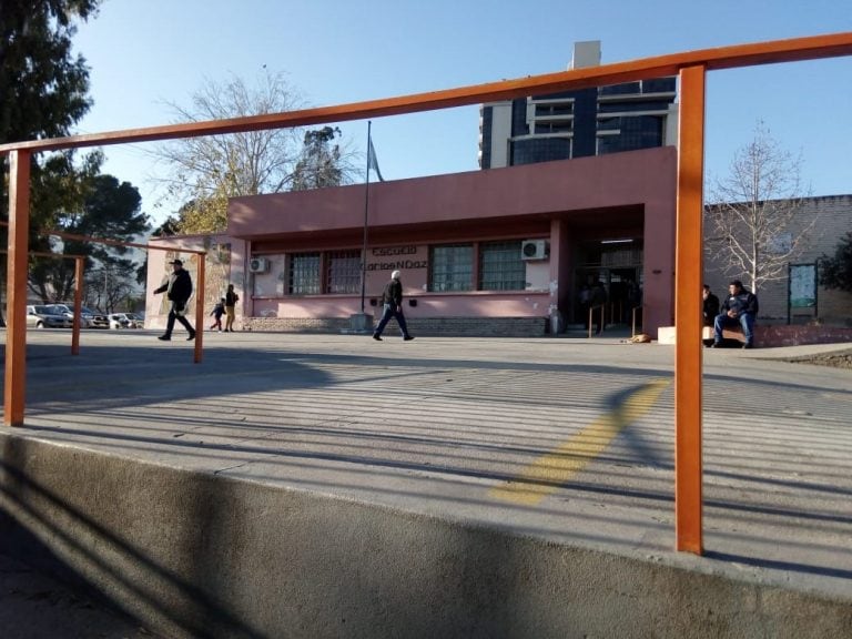 Los primeros en votar en la Escuela Carlos Paz.