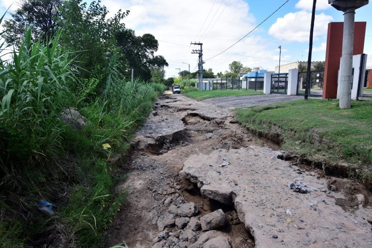 En bulevar De Los Latinos al 7.000 las fábricas no pueden sacar su producción por el estado de las calles.