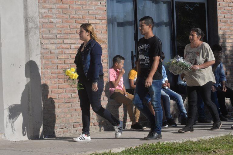 Familiares y amigos asisten al velatorio del fallecido futbolista.