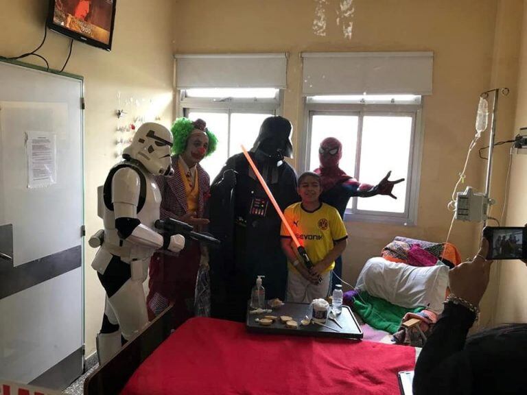 Darth Vader y El Hombre Araña cordobés visitaron a los chicos del área de Oncología del Hospital de Niños y así los alegraron. (Facebook)