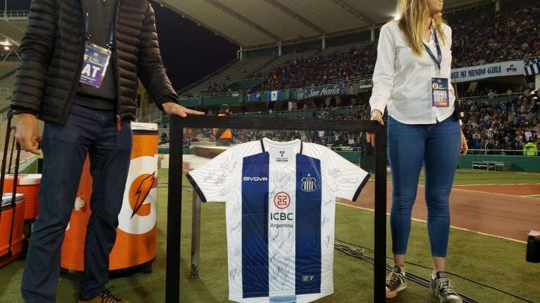 Regalo de Talleres a Maradona.