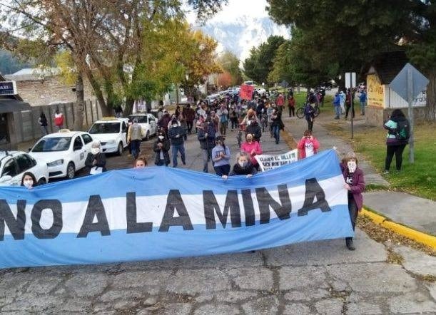 cientos de esquelenses marcharon por las calles de Esquel respetando la distancia establecida y con barbijos. foto: Jorge Posse