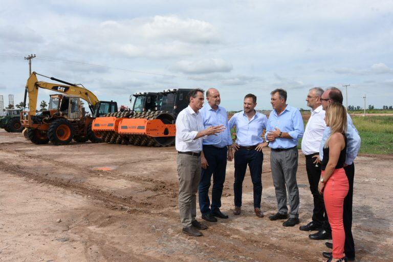 El Ministro de Obras Públicas Gabriel Katopodis, el gobernador Omar Perotti, el senador Alcides Calvo, el intendente Luis Castellano y funcionario locales  (Prensa Perotti)