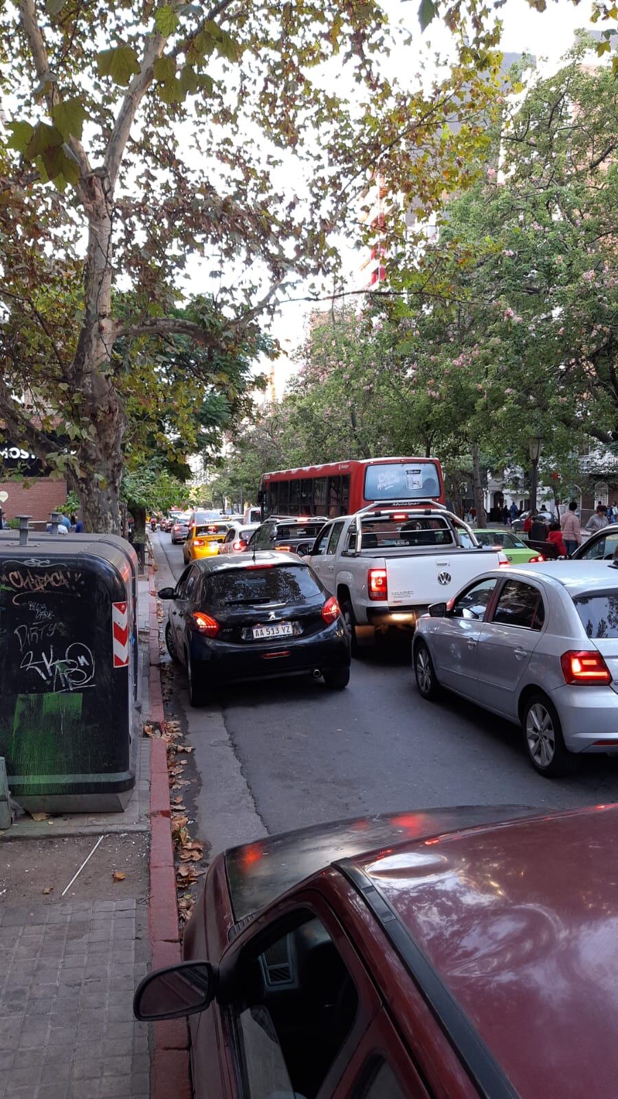 Avenida Chacabuco y una gran cantidad de autos circulando por la zona.