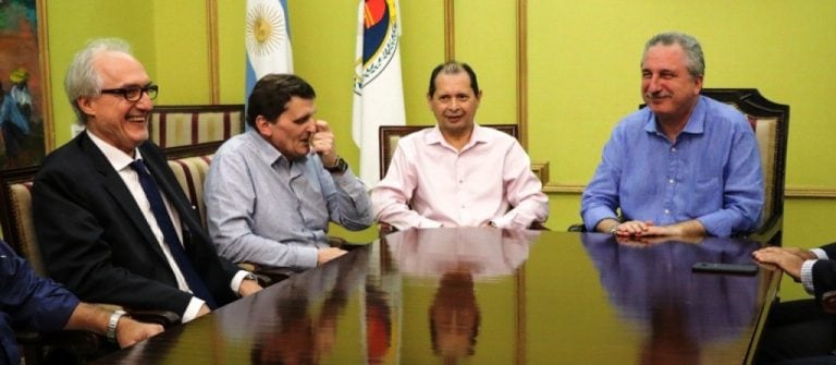 Hugo Passalacqua junto al ministro Adolfo Safrán y dirigentes de la Cámara de Comercio de Posadas.