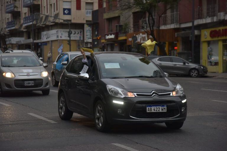 Los manifestantes recorrieron la ciudad con una ruidosa caravana.