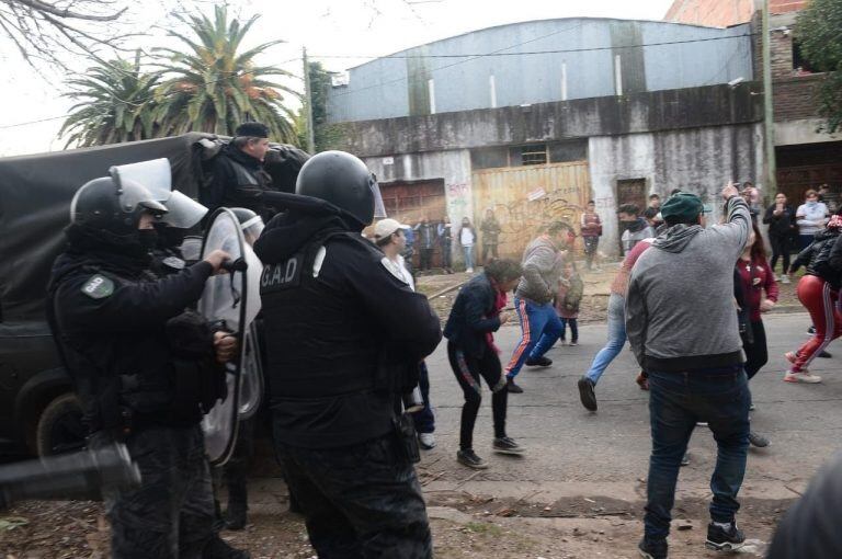 Portero abusó de los niños de un jardín, los padres intentaron lincharlo y fueron reprimidos por la policía.