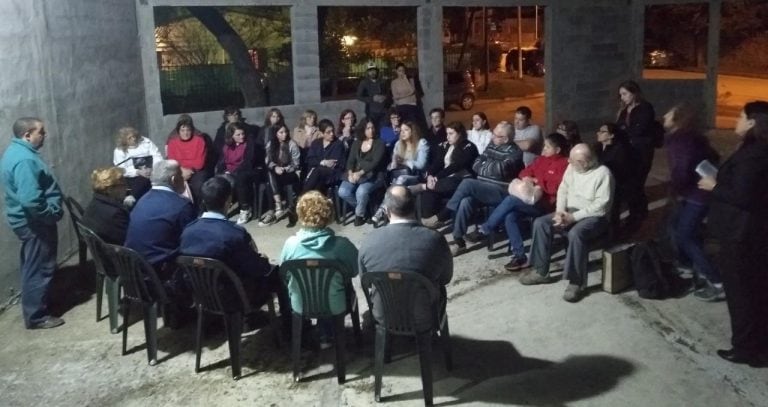 Reunión vecinos de barrio San Cayetano con efectivos policiales en Río Ceballos.