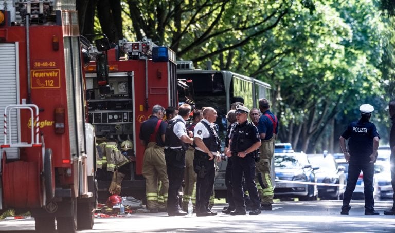 Fuerzas de seguridad alemanas apostadas en Lübeck, Alemania, frente al autobus en el que un hombre atacó con un cuchillo a los pasajeros de un autobús. Foto: Markus Scholz