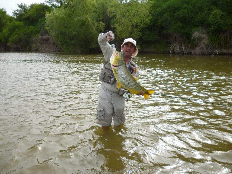 Pesca deportiva en el Río Dulce.