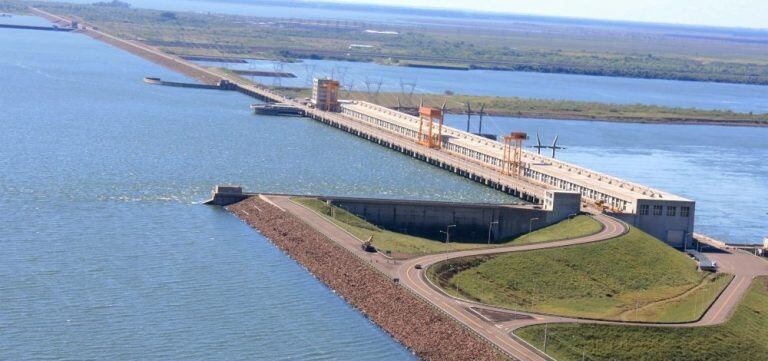 Paso fronterizo entre Represa Yacyretá y Ayolas Paraguay