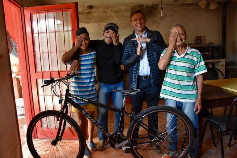 El intendente Ramón Mestre le dio una bici a Nanuel, a quien se la habían robado días atrás en barrio Estación Flores.