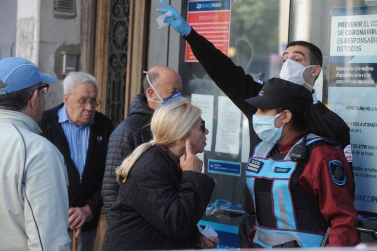 Caos en los bancos argentinos durante la reapertura para pagos de jubilaciones y planes sociales. (Clarín)